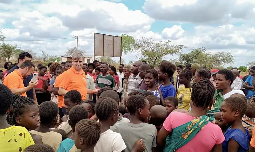 Mais de 70 crianças aceitam Jesus ao ouvir missionários na África: “Elas vieram correndo”